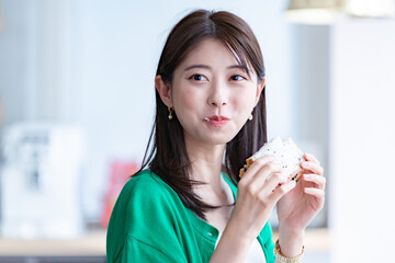サンドイッチを食べる女性