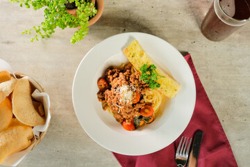 Delicious spaghetti dish with garlic bread, ready to be enjoyed