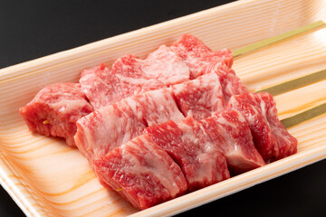 ［国産牛］牛もも肉串（トモサンカク）