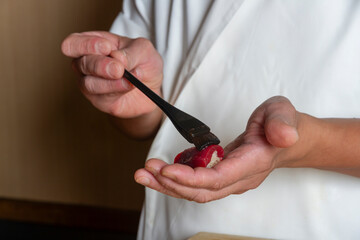 鮨に醤油を塗る