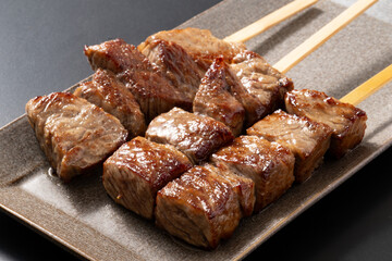 ［国産牛］牛もも肉串（トモサンカク）