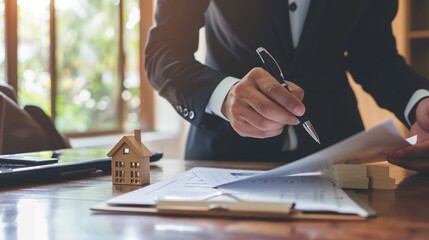 A Real Estate Agent Calculates Mortgage Loans and Financing Plans for Clients&mdash;Analyzing Interest Rates, Monthly Payments, and Customized Financial Solutions to Support Their Property Purchase Goals