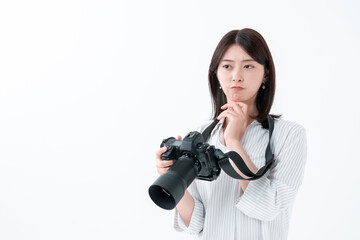 カメラ　悩む女性