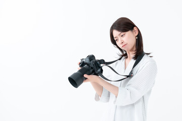 カメラ　悩む女性