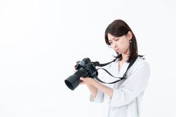 カメラ　悩む女性