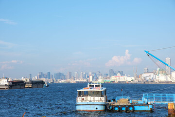 船を係留している桟橋から都心のビル群