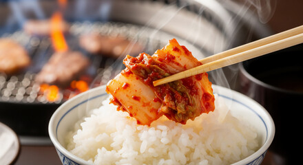 焼肉と相性抜群！熱々白ご飯に乗せた、箸でつまむ絶品キムチ