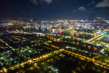 Obraz premium Panoramic view of Truong Tien Bridge in Hue City at night. Bridge illuminated all over with blurry reflection on. Travel and landscape concept