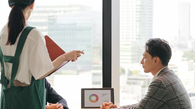 接客、飲食店、レストラン、オーダー、メニュー、お客様、店員、スタッフ、カフェ、注文、従業員、ファストフード、ショップ、室内、接客業、女性、エプロン、日本人、仕事、アルバイト、パート、職場、スキマバイト、スキマワーク、求人、人材、サービス、サポート、インテリア、内装、店内、笑顔、談笑、店舗、男性、会話、オフィス、話す、働く、30代、若い、20代、フランチャイズ、FC、明るい、ロビー、ラウンジ、人物、