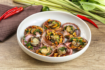 Baked scallops with scalion oil
