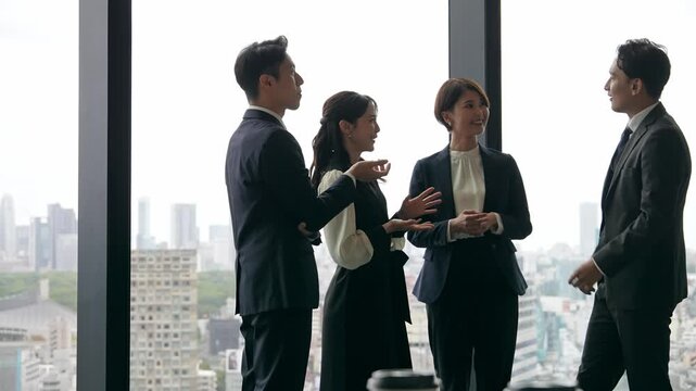 オフィスで会話するビジネスパーソンのグループ