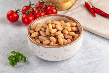 Canned white beans in the bowl