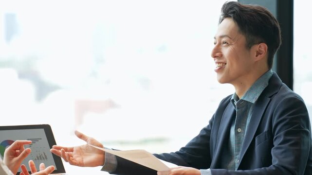 ビジネス、カジュアル、商談、チームワーク、会話、会議、パートナー、マンツーマン、レッスン、面談、面接、日本人、男性、ミーティング、打ち合わせ、相談、コミュニケーション、オフィス、ビジネスパーソン、ビジネスマン、メンター、コンサルタント、コンサルティング、アドバイザー、サポート、フリーランス、カフェ、企業、経営、指導、ディレクション、ディレクター、議論、都市、展望、人材、取引、営業、セールストーク、