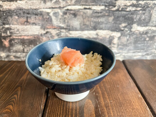 炊き立てご飯の上に乗せたたらこ。新鮮な鱈の卵を塩漬けしたシンプルな食材。