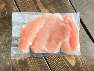 冷凍してた、真空パックに入っているたらこ。新鮮な鱈の卵を塩漬けしたシンプルな食材。