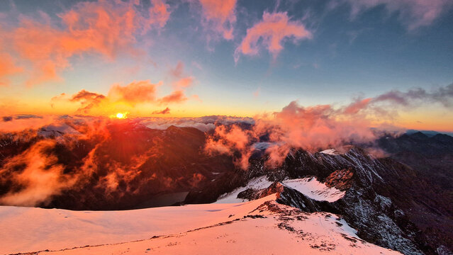 wundersch&ouml;ner Sonnenaufgang mit vereinzelten Nebenwolken auf dem Gipfel einer Gletscherlandschaft