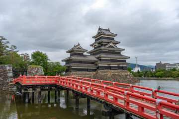 Obraz premium Red bridge leading to majestic Matsumoto Castle in Japan