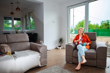 Obraz premium Relaxing afternoon in a bright modern living room