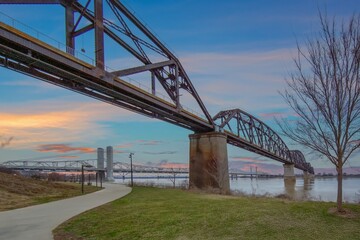 Obraz premium Cable and steel bridges over the Ohio River in Louisville Kentucky