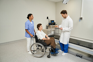 Obraz premium Caring healthcare team prepares patient for MRI scan in modern hospital setting
