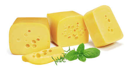 Trzy duże kawałki sera żółtego na białym tle