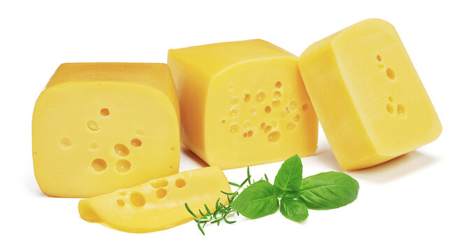 Trzy duże kawałki sera ż&oacute;łtego na białym tle