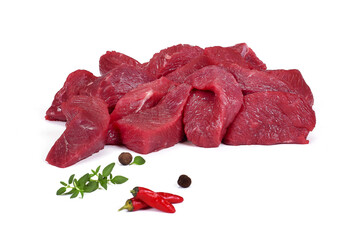 Świeże, surowe mięso wołowe na gulasz na białym tle