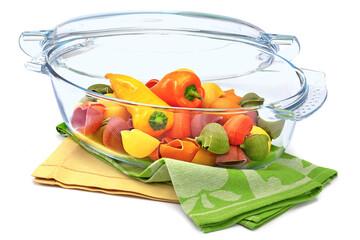 Szklane naczynie żaroodporne z warzywami i makaronem w środku