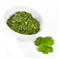 Suszona natka pietruszki w białej miseczce