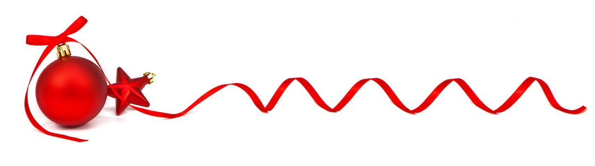 Mała czerwona bombka z długą, kręconą wstążeczką na białym tle