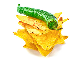 Nachosy z zieloną papryczką chili na białym tle