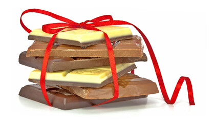 Kawałki czekolady o róznych smakach przewiązane czerwoną wstążką na białym tle