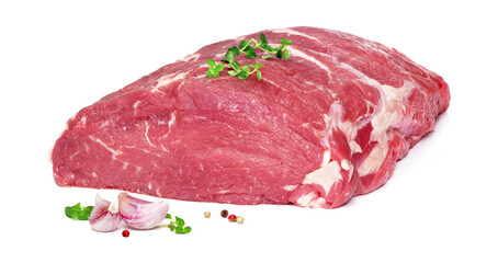 Duży kawałek surowego rostbefu z ziołami na białym tle