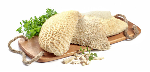 Flaki wołowe na drewnianej desce do krojenia