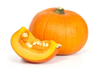 Duża, świeża dynia z przekrojoną ćwiartką obok