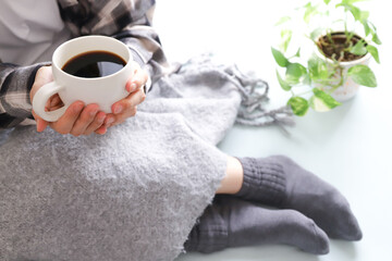 コーヒーを飲む女性　冷え性イメージ