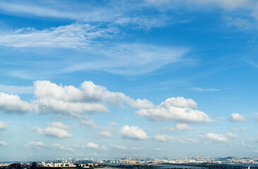 Obraz premium The city under cloud blue sky