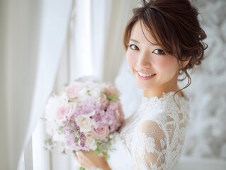 ウェディングドレス姿で微笑む日本人女性がブーケを持つ花嫁の幸せな瞬間を捉えたポートレート