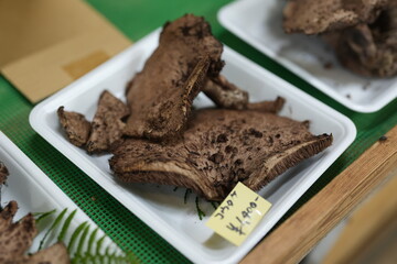 A plate of mushrooms with a yellow label that says 