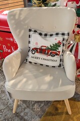 Obraz premium Sillón con cojín de Navidad en comercio 