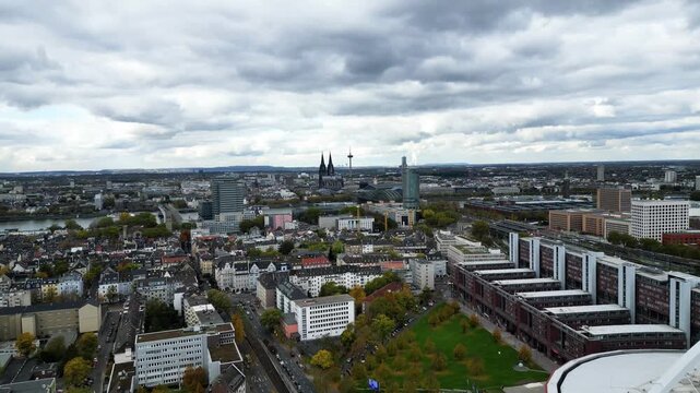 Flug Richtung Dom in K&ouml;ln, von der Lanxess Arena aus.