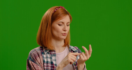 Close-up of female hands counts and flexes her fingers on green screen background. Woman argues and explains things by numbering them on hands.