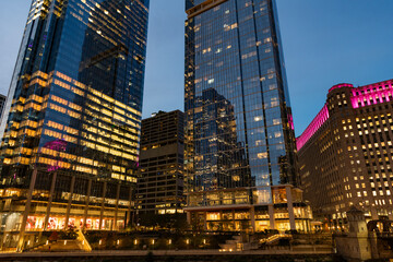 Obraz premium Business city. Night cityscape of Chicago skyscraper building. Chicago architecture of skyscraper. City night illuminated building. Skyscraper cityscape. Night city of Chicago. Nighttime city