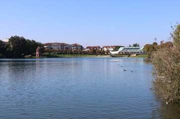 Herbstlandschaft im Seepark in Freiburg
