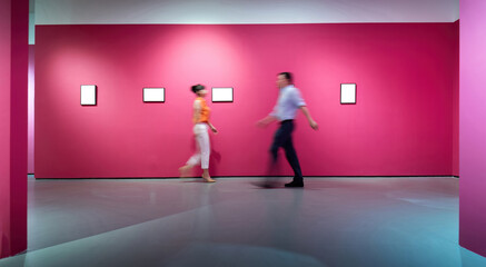 Obraz premium People walking in art exhibition