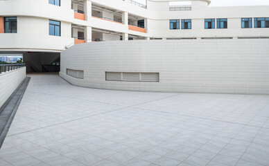 Naklejka premium Empty road by the school building