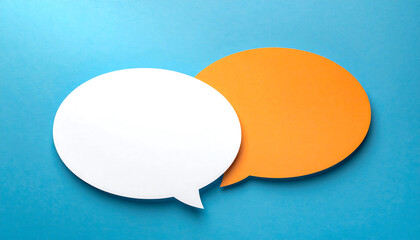 会話の始まりを感じさせる画用紙の吹き出しが重なるクリエイティブな構図