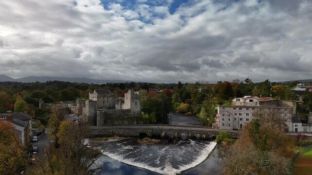 Stunning 4K 60fps drone footage showcasing Cahir Castle, one of Ireland&rsquo;s best-preserved medieval fortresses, surrounded by lush greenery and the flowing River Suir. The video captures the historic ar