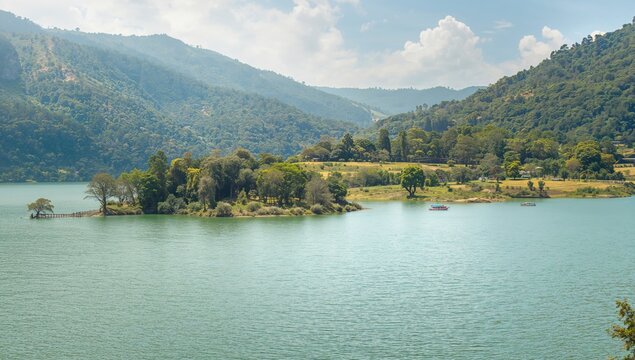 Lake Matheran provides stunning panoramic vistas from its edge in the Western Ghats' Sahyadri hills near a major metropolitan area.