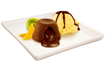 prato com petit gâteau acompanhado de sorvete de baunilha, kiwi e pêssego isolado em fundo transparente - fondant au chocolat 